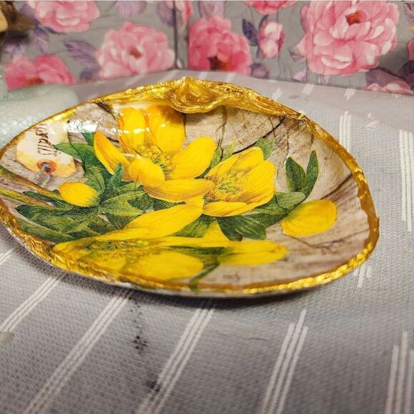 DECOUPAGE CLAM SHELL DECOUPAGE YELLOW FLOWERS 🏵 ON A CLAM SHELL TRINKET DISH - Picture 8 of 11